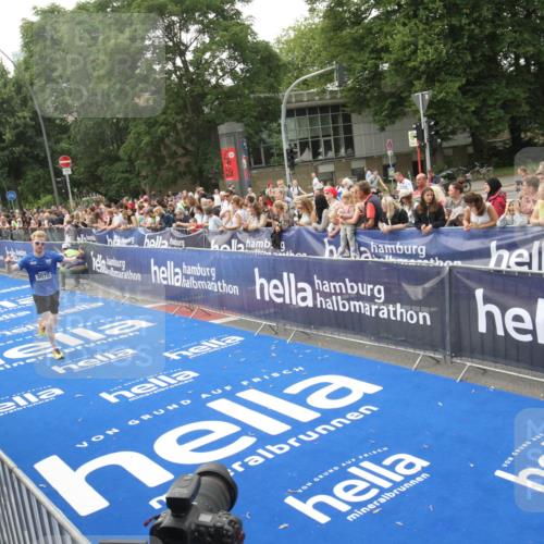 29.06.2025 - hella hamburg halbmarathon Michael Strokosch http://msf.ph/oto/8536622 29.06.2025 10:28:24 Ziel  meine-sportfotos.de
