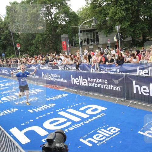 29.06.2025 - hella hamburg halbmarathon Michael Strokosch http://msf.ph/oto/8536624 29.06.2025 10:28:25 Ziel  meine-sportfotos.de