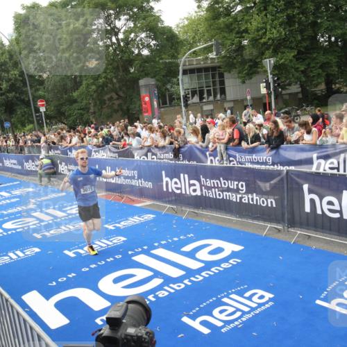 29.06.2025 - hella hamburg halbmarathon Michael Strokosch http://msf.ph/oto/8536626 29.06.2025 10:28:25 Ziel  meine-sportfotos.de