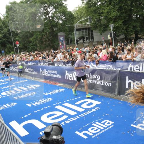 29.06.2025 - hella hamburg halbmarathon Michael Strokosch http://msf.ph/oto/8536627 29.06.2025 10:46:35 Ziel  meine-sportfotos.de