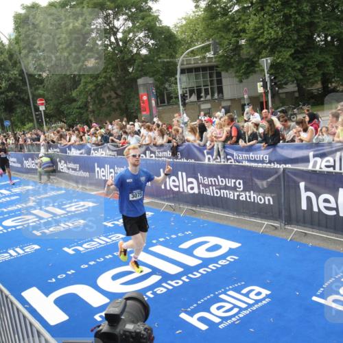 29.06.2025 - hella hamburg halbmarathon Michael Strokosch http://msf.ph/oto/8536628 29.06.2025 10:28:25 Ziel  meine-sportfotos.de