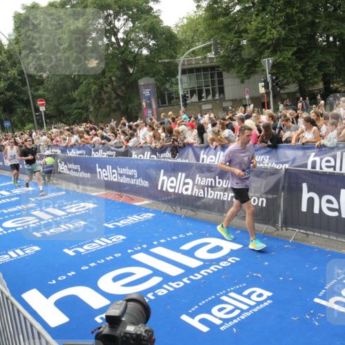 29.06.2025 - hella hamburg halbmarathon Michael Strokosch http://msf.ph/oto/8536629 29.06.2025 10:46:35 Ziel  meine-sportfotos.de