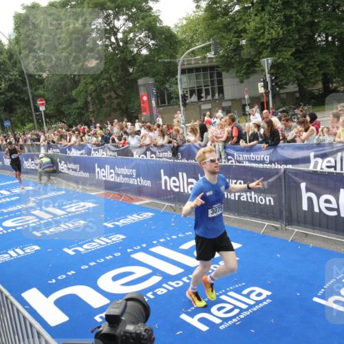 29.06.2025 - hella hamburg halbmarathon Michael Strokosch http://msf.ph/oto/8536630 29.06.2025 10:28:26 Ziel  meine-sportfotos.de