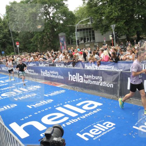 29.06.2025 - hella hamburg halbmarathon Michael Strokosch http://msf.ph/oto/8536631 29.06.2025 10:46:35 Ziel  meine-sportfotos.de
