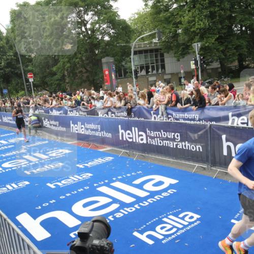 29.06.2025 - hella hamburg halbmarathon Michael Strokosch http://msf.ph/oto/8536632 29.06.2025 10:28:26 Ziel  meine-sportfotos.de