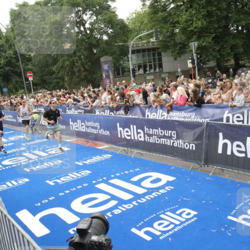 29.06.2025 - hella hamburg halbmarathon Michael Strokosch http://msf.ph/oto/8536633 29.06.2025 10:46:36 Ziel  meine-sportfotos.de