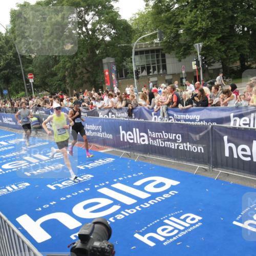 29.06.2025 - hella hamburg halbmarathon Michael Strokosch http://msf.ph/oto/8536634 29.06.2025 10:28:27 Ziel  meine-sportfotos.de