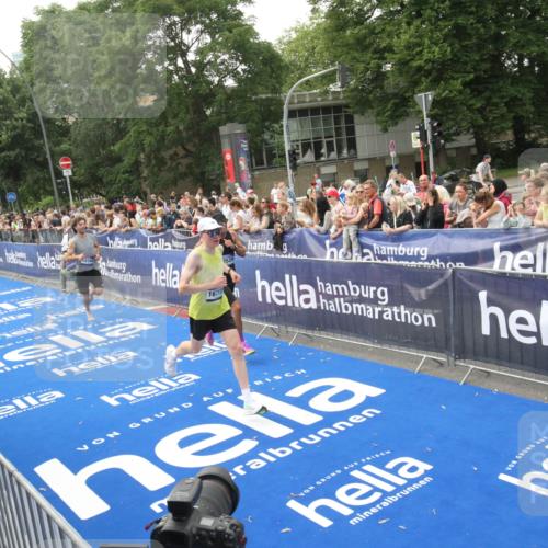29.06.2025 - hella hamburg halbmarathon Michael Strokosch http://msf.ph/oto/8536635 29.06.2025 10:28:28 Ziel  meine-sportfotos.de