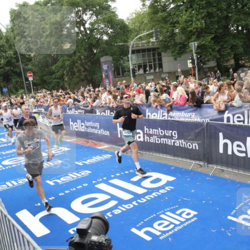 29.06.2025 - hella hamburg halbmarathon Michael Strokosch http://msf.ph/oto/8536638 29.06.2025 10:46:37 Ziel  meine-sportfotos.de