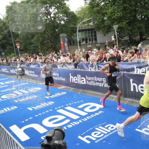 29.06.2025 - hella hamburg halbmarathon Michael Strokosch http://msf.ph/oto/8536639 29.06.2025 10:28:28 Ziel  meine-sportfotos.de