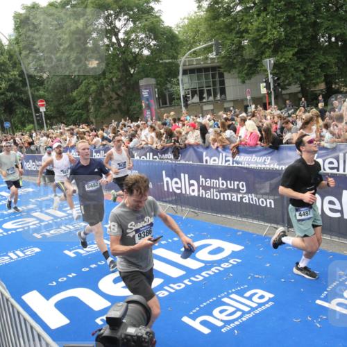 29.06.2025 - hella hamburg halbmarathon Michael Strokosch http://msf.ph/oto/8536640 29.06.2025 10:46:37 Ziel  meine-sportfotos.de