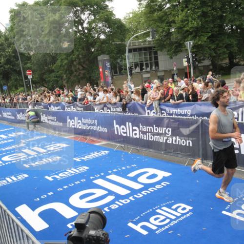 29.06.2025 - hella hamburg halbmarathon Michael Strokosch http://msf.ph/oto/8536645 29.06.2025 10:28:29 Ziel  meine-sportfotos.de