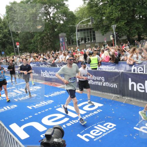 29.06.2025 - hella hamburg halbmarathon Michael Strokosch http://msf.ph/oto/8536648 29.06.2025 10:46:39 Ziel  meine-sportfotos.de