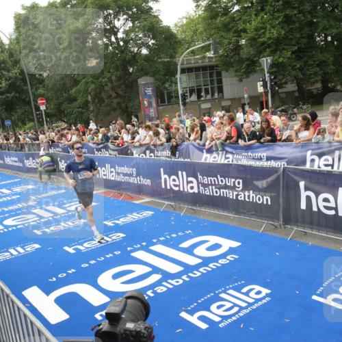 29.06.2025 - hella hamburg halbmarathon Michael Strokosch http://msf.ph/oto/8536649 29.06.2025 10:28:33 Ziel  meine-sportfotos.de