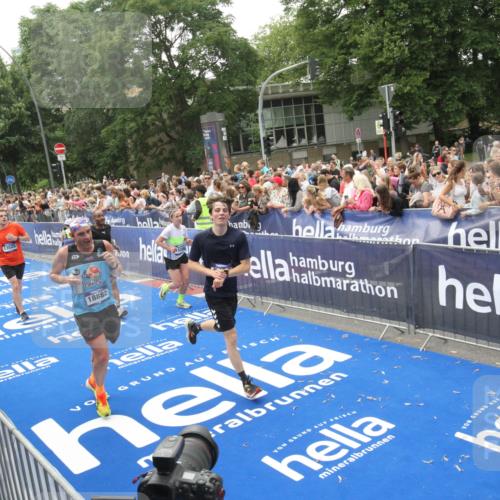 29.06.2025 - hella hamburg halbmarathon Michael Strokosch http://msf.ph/oto/8536652 29.06.2025 10:46:40 Ziel  meine-sportfotos.de