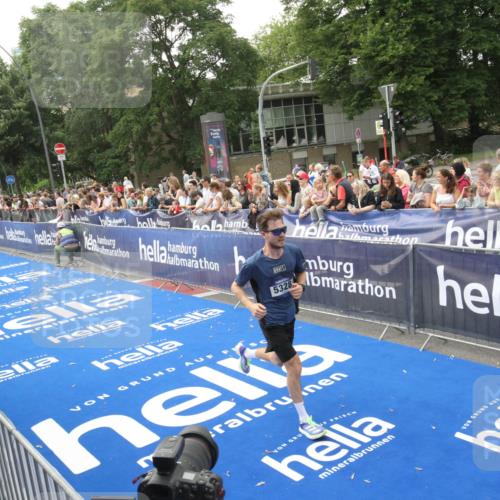 29.06.2025 - hella hamburg halbmarathon Michael Strokosch http://msf.ph/oto/8536653 29.06.2025 10:28:34 Ziel  meine-sportfotos.de