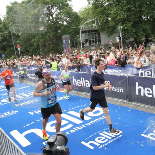 29.06.2025 - hella hamburg halbmarathon Michael Strokosch http://msf.ph/oto/8536654 29.06.2025 10:46:40 Ziel  meine-sportfotos.de