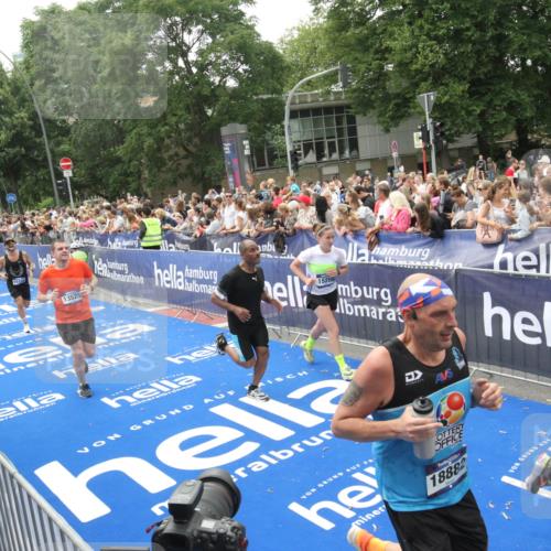 29.06.2025 - hella hamburg halbmarathon Michael Strokosch http://msf.ph/oto/8536656 29.06.2025 10:46:41 Ziel  meine-sportfotos.de