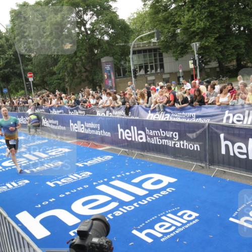 29.06.2025 - hella hamburg halbmarathon Michael Strokosch http://msf.ph/oto/8536657 29.06.2025 10:28:35 Ziel  meine-sportfotos.de