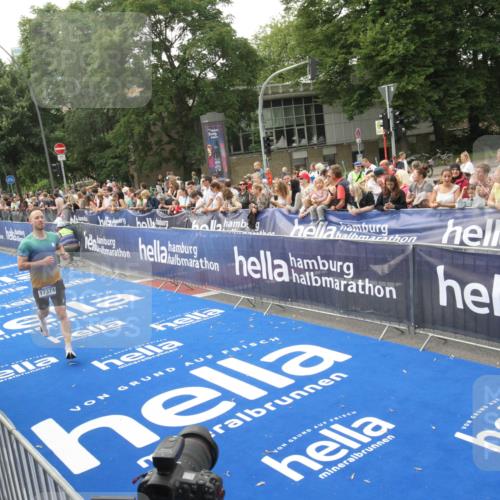 29.06.2025 - hella hamburg halbmarathon Michael Strokosch http://msf.ph/oto/8536660 29.06.2025 10:28:35 Ziel  meine-sportfotos.de