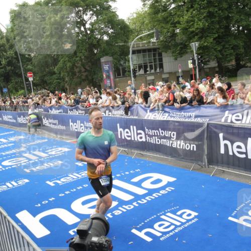 29.06.2025 - hella hamburg halbmarathon Michael Strokosch http://msf.ph/oto/8536666 29.06.2025 10:28:36 Ziel  meine-sportfotos.de