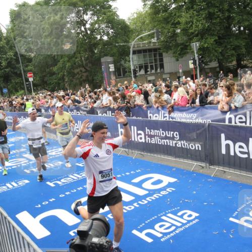 29.06.2025 - hella hamburg halbmarathon Michael Strokosch http://msf.ph/oto/8536667 29.06.2025 10:46:44 Ziel  meine-sportfotos.de