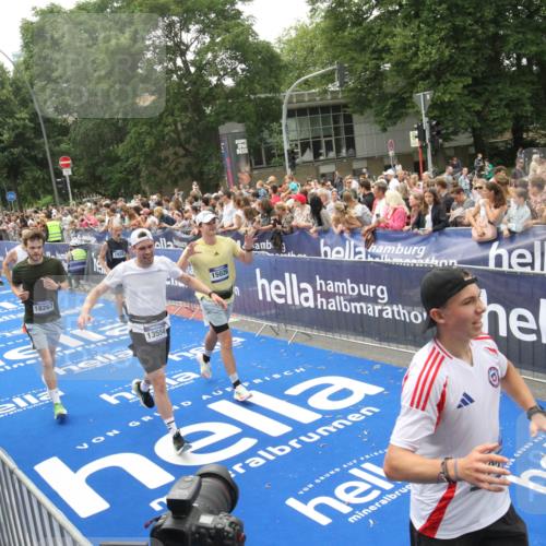 29.06.2025 - hella hamburg halbmarathon Michael Strokosch http://msf.ph/oto/8536669 29.06.2025 10:46:44 Ziel  meine-sportfotos.de