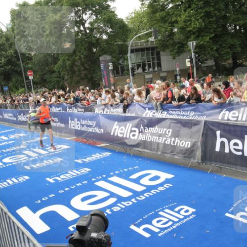 29.06.2025 - hella hamburg halbmarathon Michael Strokosch http://msf.ph/oto/8536670 29.06.2025 10:28:43 Ziel  meine-sportfotos.de