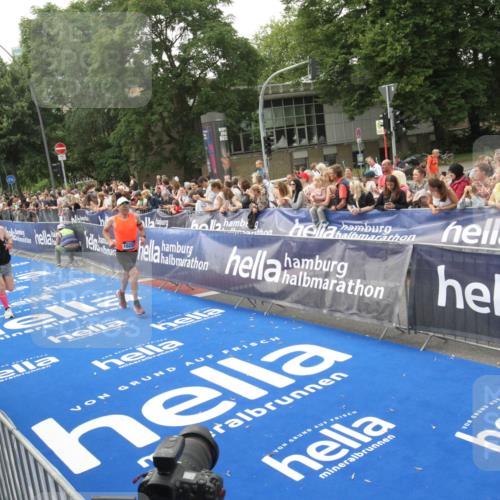 29.06.2025 - hella hamburg halbmarathon Michael Strokosch http://msf.ph/oto/8536672 29.06.2025 10:28:43 Ziel  meine-sportfotos.de