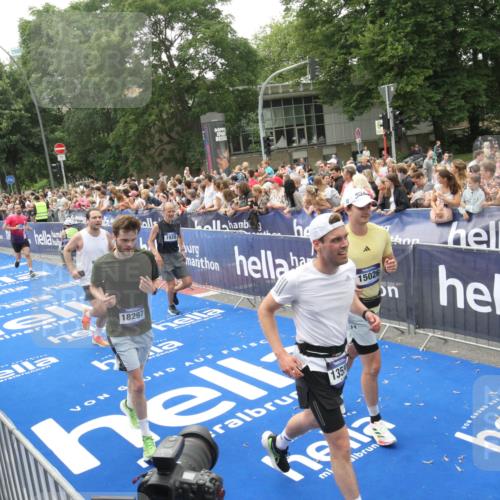 29.06.2025 - hella hamburg halbmarathon Michael Strokosch http://msf.ph/oto/8536673 29.06.2025 10:46:45 Ziel  meine-sportfotos.de