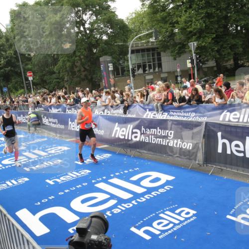 29.06.2025 - hella hamburg halbmarathon Michael Strokosch http://msf.ph/oto/8536674 29.06.2025 10:28:44 Ziel  meine-sportfotos.de