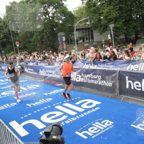 29.06.2025 - hella hamburg halbmarathon Michael Strokosch http://msf.ph/oto/8536676 29.06.2025 10:28:44 Ziel  meine-sportfotos.de