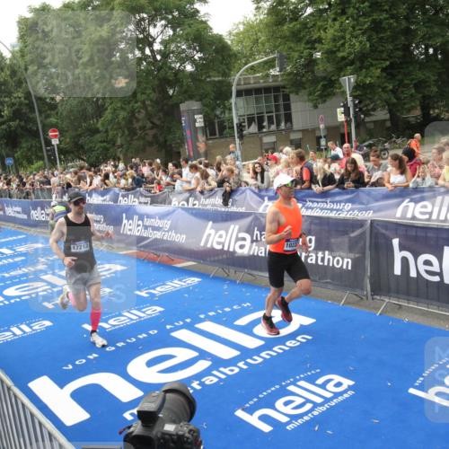 29.06.2025 - hella hamburg halbmarathon Michael Strokosch http://msf.ph/oto/8536678 29.06.2025 10:28:44 Ziel  meine-sportfotos.de