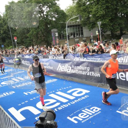 29.06.2025 - hella hamburg halbmarathon Michael Strokosch http://msf.ph/oto/8536680 29.06.2025 10:28:45 Ziel  meine-sportfotos.de