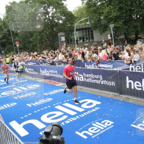 29.06.2025 - hella hamburg halbmarathon Michael Strokosch http://msf.ph/oto/8536681 29.06.2025 10:46:47 Ziel  meine-sportfotos.de