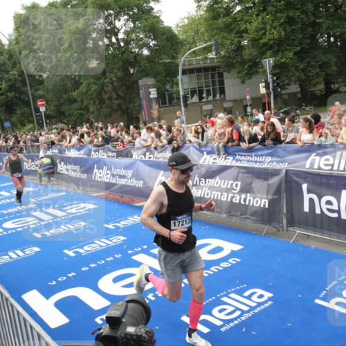 29.06.2025 - hella hamburg halbmarathon Michael Strokosch http://msf.ph/oto/8536682 29.06.2025 10:28:45 Ziel  meine-sportfotos.de