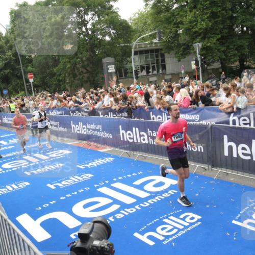 29.06.2025 - hella hamburg halbmarathon Michael Strokosch http://msf.ph/oto/8536683 29.06.2025 10:46:47 Ziel  meine-sportfotos.de