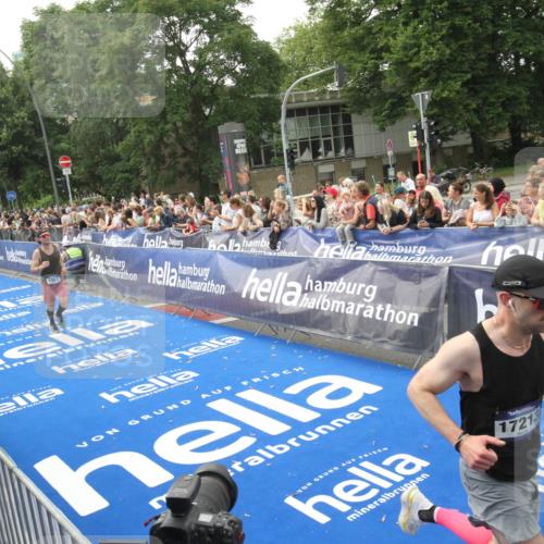 29.06.2025 - hella hamburg halbmarathon Michael Strokosch http://msf.ph/oto/8536684 29.06.2025 10:28:45 Ziel  meine-sportfotos.de