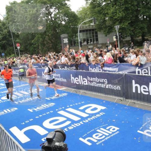 29.06.2025 - hella hamburg halbmarathon Michael Strokosch http://msf.ph/oto/8536685 29.06.2025 10:46:48 Ziel  meine-sportfotos.de