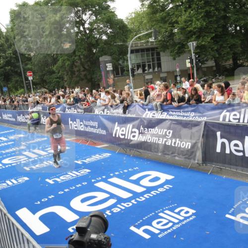 29.06.2025 - hella hamburg halbmarathon Michael Strokosch http://msf.ph/oto/8536688 29.06.2025 10:28:46 Ziel  meine-sportfotos.de