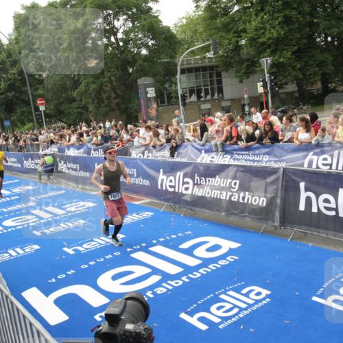 29.06.2025 - hella hamburg halbmarathon Michael Strokosch http://msf.ph/oto/8536690 29.06.2025 10:28:46 Ziel  meine-sportfotos.de