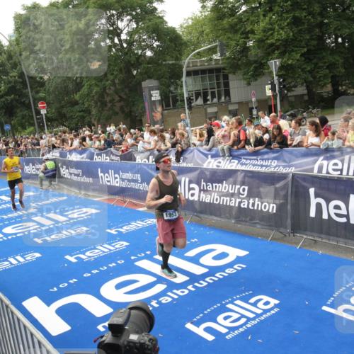 29.06.2025 - hella hamburg halbmarathon Michael Strokosch http://msf.ph/oto/8536691 29.06.2025 10:28:47 Ziel  meine-sportfotos.de
