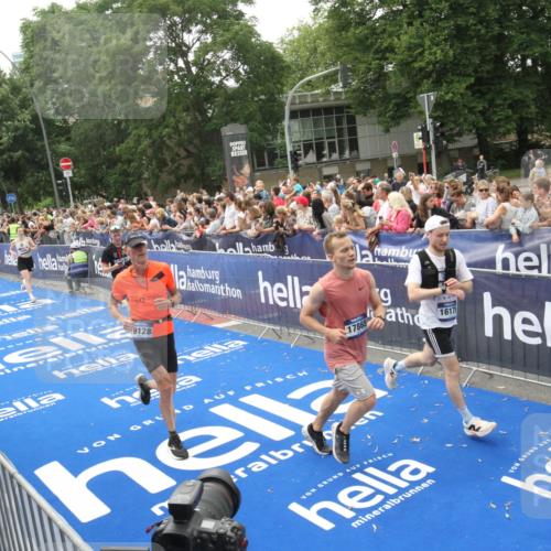 29.06.2025 - hella hamburg halbmarathon Michael Strokosch http://msf.ph/oto/8536692 29.06.2025 10:46:49 Ziel  meine-sportfotos.de