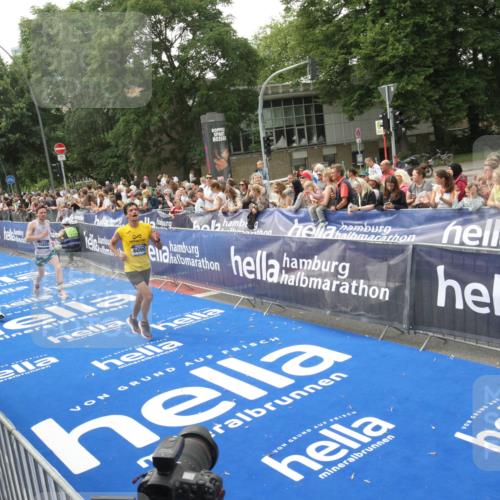 29.06.2025 - hella hamburg halbmarathon Michael Strokosch http://msf.ph/oto/8536697 29.06.2025 10:28:48 Ziel  meine-sportfotos.de