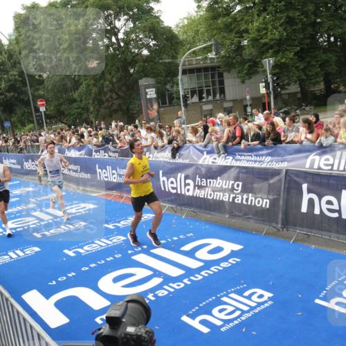 29.06.2025 - hella hamburg halbmarathon Michael Strokosch http://msf.ph/oto/8536699 29.06.2025 10:28:48 Ziel  meine-sportfotos.de