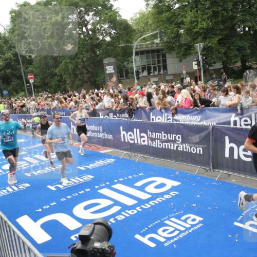 29.06.2025 - hella hamburg halbmarathon Michael Strokosch http://msf.ph/oto/8536700 29.06.2025 10:46:51 Ziel  meine-sportfotos.de