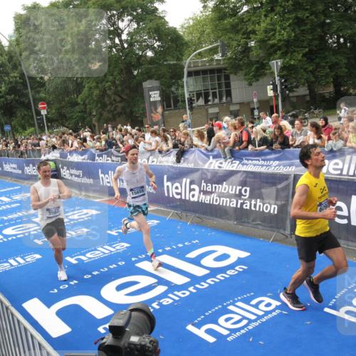 29.06.2025 - hella hamburg halbmarathon Michael Strokosch http://msf.ph/oto/8536703 29.06.2025 10:28:49 Ziel  meine-sportfotos.de