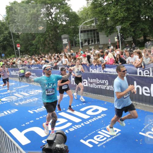 29.06.2025 - hella hamburg halbmarathon Michael Strokosch http://msf.ph/oto/8536704 29.06.2025 10:46:52 Ziel  meine-sportfotos.de