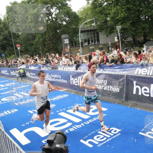 29.06.2025 - hella hamburg halbmarathon Michael Strokosch http://msf.ph/oto/8536705 29.06.2025 10:28:49 Ziel  meine-sportfotos.de