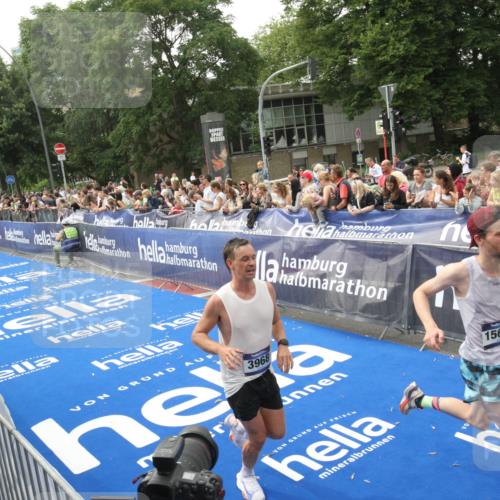 29.06.2025 - hella hamburg halbmarathon Michael Strokosch http://msf.ph/oto/8536707 29.06.2025 10:28:49 Ziel  meine-sportfotos.de